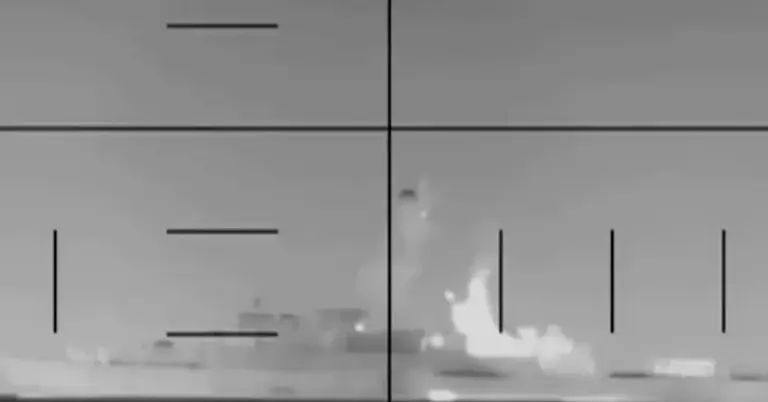 টর্পেডো হামলার সময়ের নাইট ভিশন ইমেজ